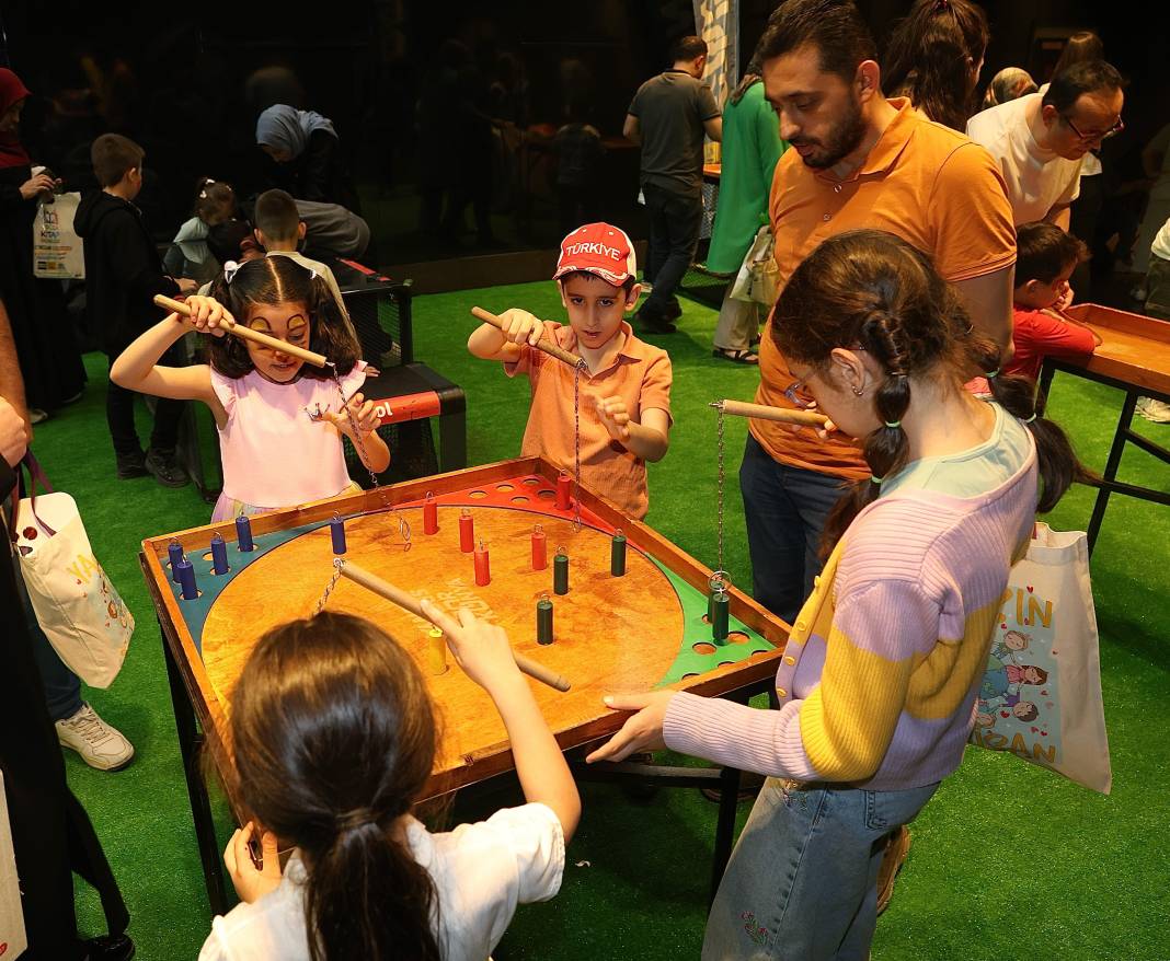 Başkan Altay minik kitap kurtlarıyla bir arada 5